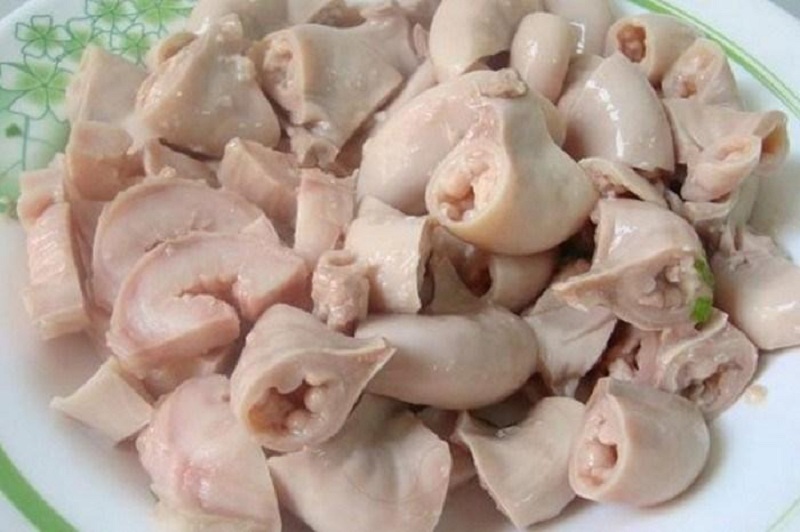Bí quyết để lòng heo được sạch và không có mùi là trụng sơ trước khi nấu Bí quyết để lòng heo được sạch và không có mùi là trụng sơ trước khi nấu