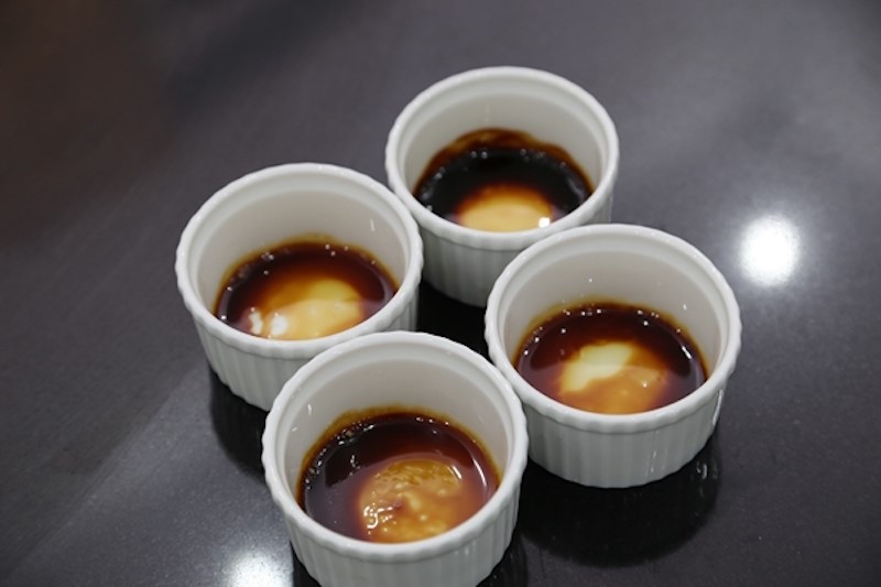 Bước đầu tiên để làm bánh flan là cần chuẩn bị phần caramel ở phần đáy Bước đầu tiên để làm bánh flan là cần chuẩn bị phần caramel ở phần đáy