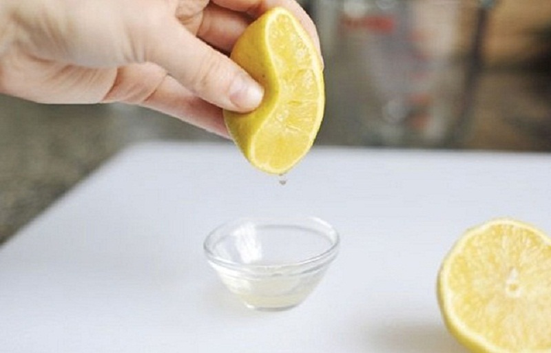 cách tẩy vết ố vàng trên áo màu bằng chanh