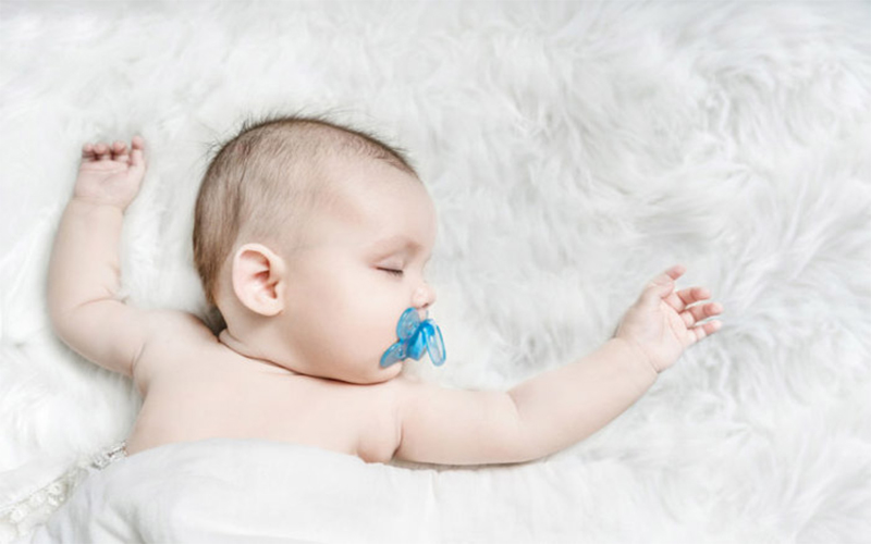 Có nên cho bé ngậm ty khi đi ngủ