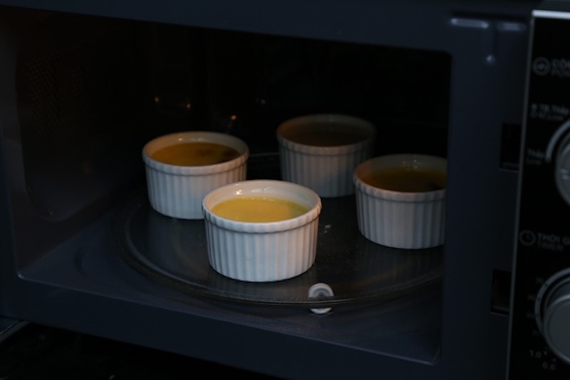 Để có cách làm bánh flan bằng lò vi sóng ngon miệng, bạn cần phải canh nhiệt độ và thời gian lò Để có cách làm bánh flan bằng lò vi sóng ngon miệng, bạn cần phải canh nhiệt độ và thời gian lò