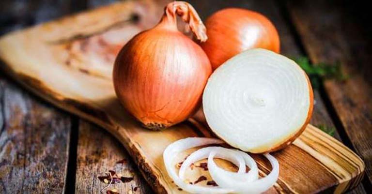 Cách chữa đau họng dứt điểm nhanh chóng 3 Dùng hành tây chữa đau họng nhanh chóng