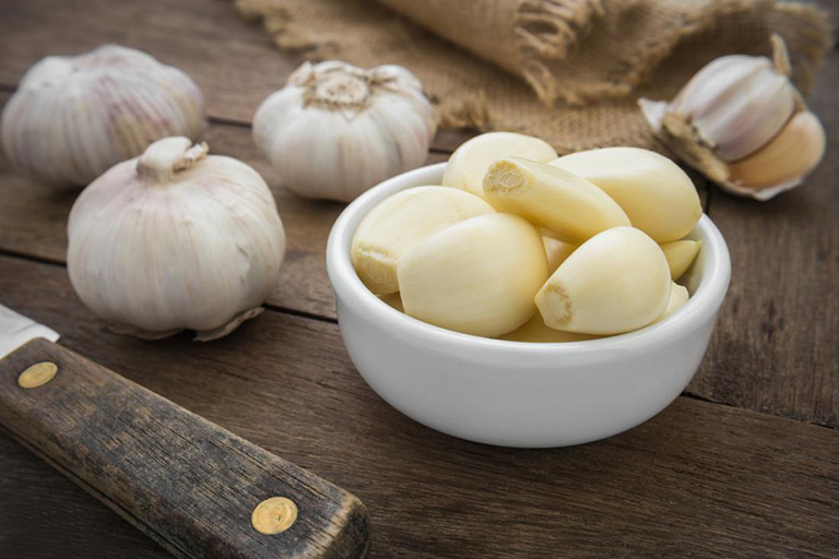 Cách chữa đau họng dứt điểm nhanh chóng 2 Dùng tỏi chữa đau họng hiệu quả