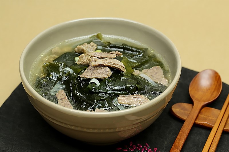 Cách nấu canh rong biển chuẩn Hàn Quốc cực ngon và đơn giản 2 Học cách nấu canh rong biển chuẩn vị Hàn Quốc.