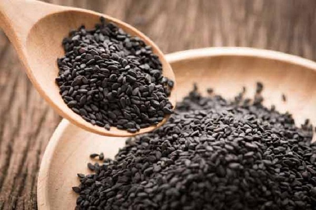Làm sạch vừng đen trước khi nấu chè