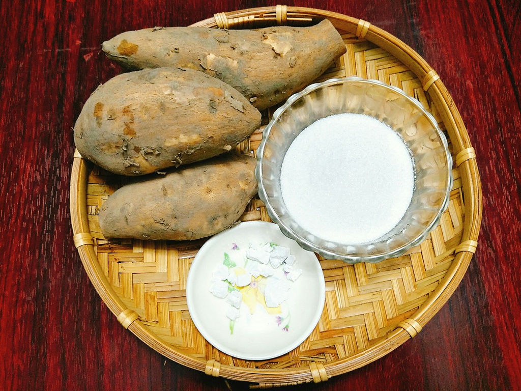 Cách làm mứt khoai lang siêu ngon và dễ làm cho ngày Tết 1 Nguyên liệu cần chuẩn bị để làm mứt khoai lang