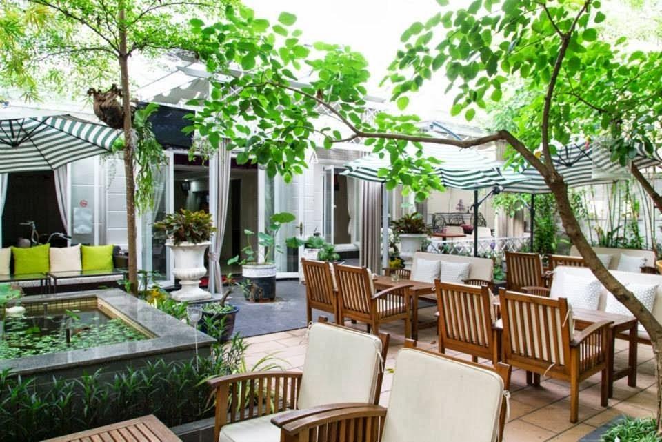 Angel Coffee mang đến một vẻ đẹp nhẹ nhàng với tông màu trắng chủ đạo