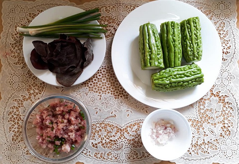 Cách làm canh khổ qua nhồi thịt thơm ngon đúng vị ngay tại nhà 2 Sơ chế nguyên liệu