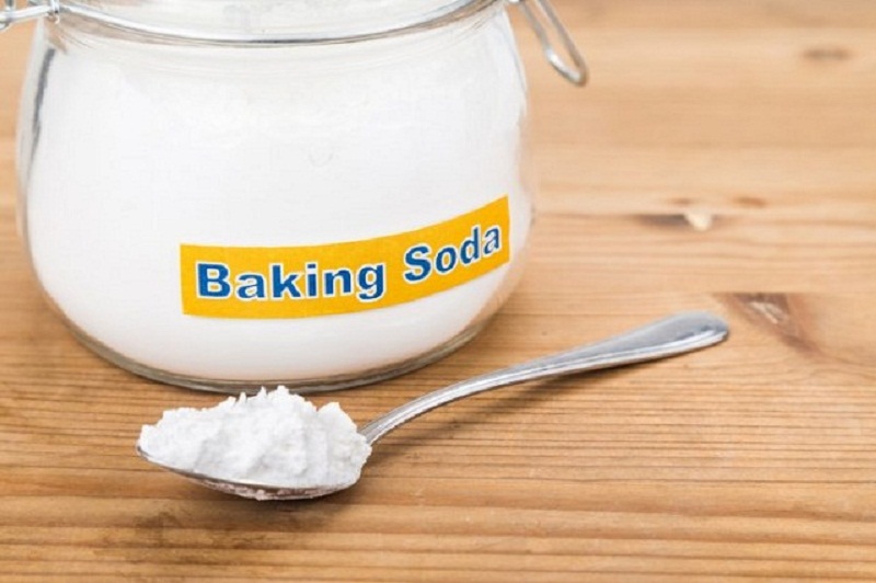Sử dụng baking soda tẩy vết ố vàng trên áo