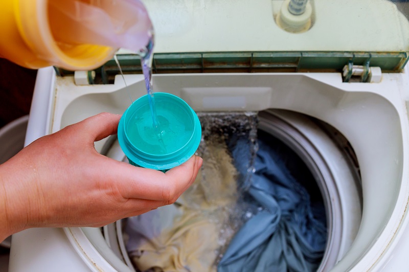 Cách cho nước xả vải vào máy giặt? 3 Sử dụng nước xả vải với máy giặt không có ngăn chứa