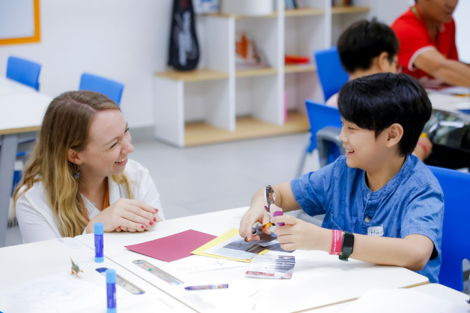 Một buổi học "kỳ lạ" ở TP.HCM: Cha mẹ cùng con làm học sinh, trải nghiệm những môn học nghe tên thôi đã thấy hào hứng - Ảnh 4.