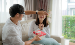 Bạn có thể lựa chọn một món quà ý nghĩa tặng cho người phụ nữa yêu thương của mình