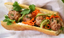 Bánh mì xíu mại đầy ắp những viên thịt