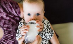 Bình sữa dễ cầm nắm và núm ti mềm dẻo giúp bé thích nghi tốt