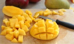Chỉ với 2 quả xoài chín bạn có thể làm nên món kem xoài