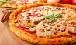 Cách làm pizza xúc xích phô mai bằng lò vi sóng