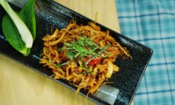 Cách làm khô gà lá chanh thơm ngon đúng vị