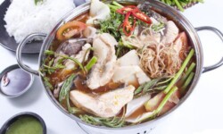 Nấu lẩu cá bớp măng chua thơm ngon