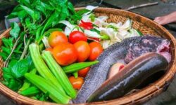 Chuẩn bị cá lóc và rau củ cho món lẩu
