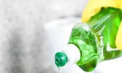 Cách tẩy vết dầu mỡ trên quần áo bằng nước rửa chén