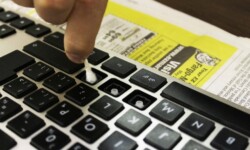 Cần vệ sinh bàn phím laptop thường xuyên