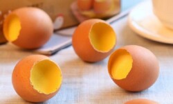 Chuẩn bị trứng gà làm nguyên liệu