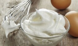 Đánh bông lòng trắng trứng bằng máy đánh trứng