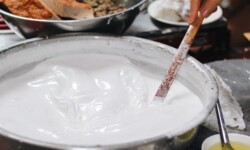 Dùng bột băng và bột gạo để làm bánh bèo