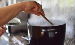 Cách hâm nóng thức ăn bằng đun sôi
