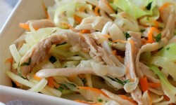 Gỏi gà là món ăn được nhiều người ưa thích.