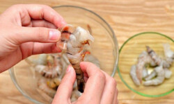 Lột vỏ, bỏ đầu tôm và rửa sạch
