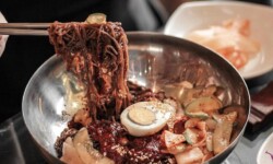 Mì lạnh là món ăn truyền thống rất được ưa chuộng của xứ sở kim chi.