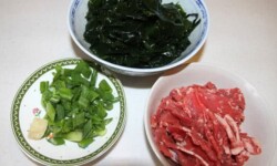 Một số nguyên liệu cần thiết cho món ăn.