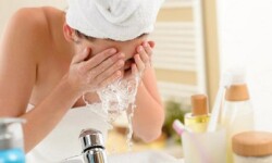 Nên rửa mặt bằng nước muối sinh lý hằng ngày