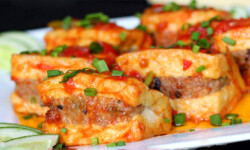 Nhồi thịt vào từng miếng đậu một cách cẩn thận