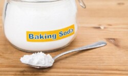 Sử dụng baking soda tẩy vết ố vàng trên áo