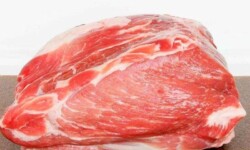 Chuẩn bị thịt heo để làm chả lụa